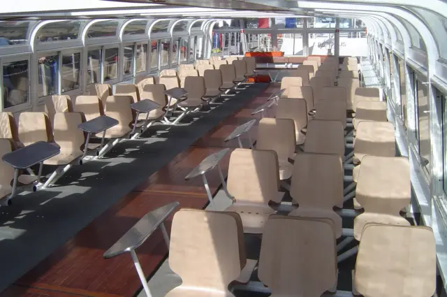 Bateau bus parisien, coques de chaise en stratifié