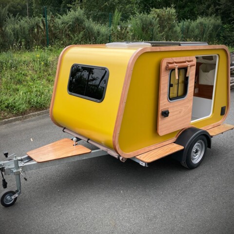 Agencement extérieur pour caravane en bois moulé