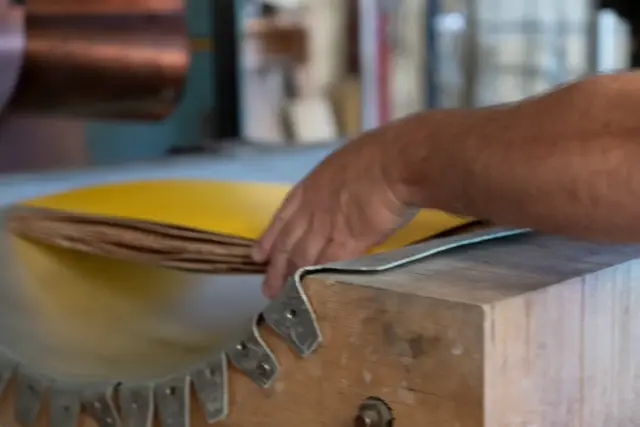 Pressage pièce en stratifié
